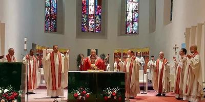 Generalvikar Martin Korpitsch (Mitte) umringt von seinen Mitbrüdern bei seiner Jubiläumsmesse im Martinsdom.